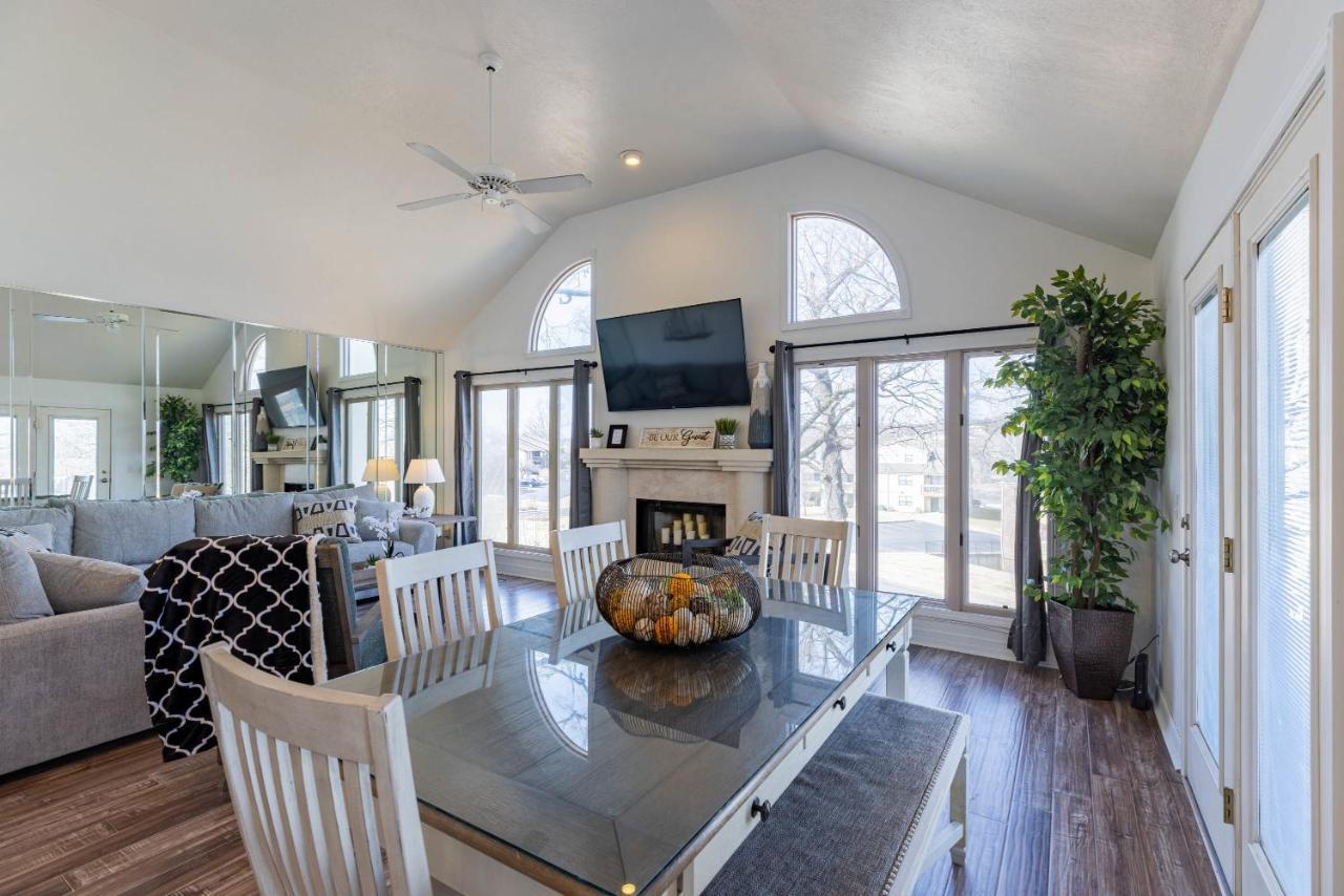 B 32-1 Spacious Villa Close To Pool Branson Exterior photo