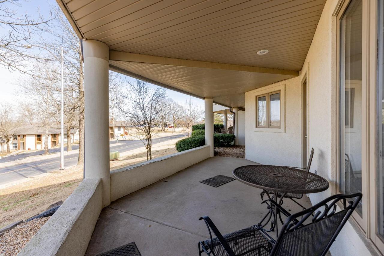 B 32-1 Spacious Villa Close To Pool Branson Exterior photo